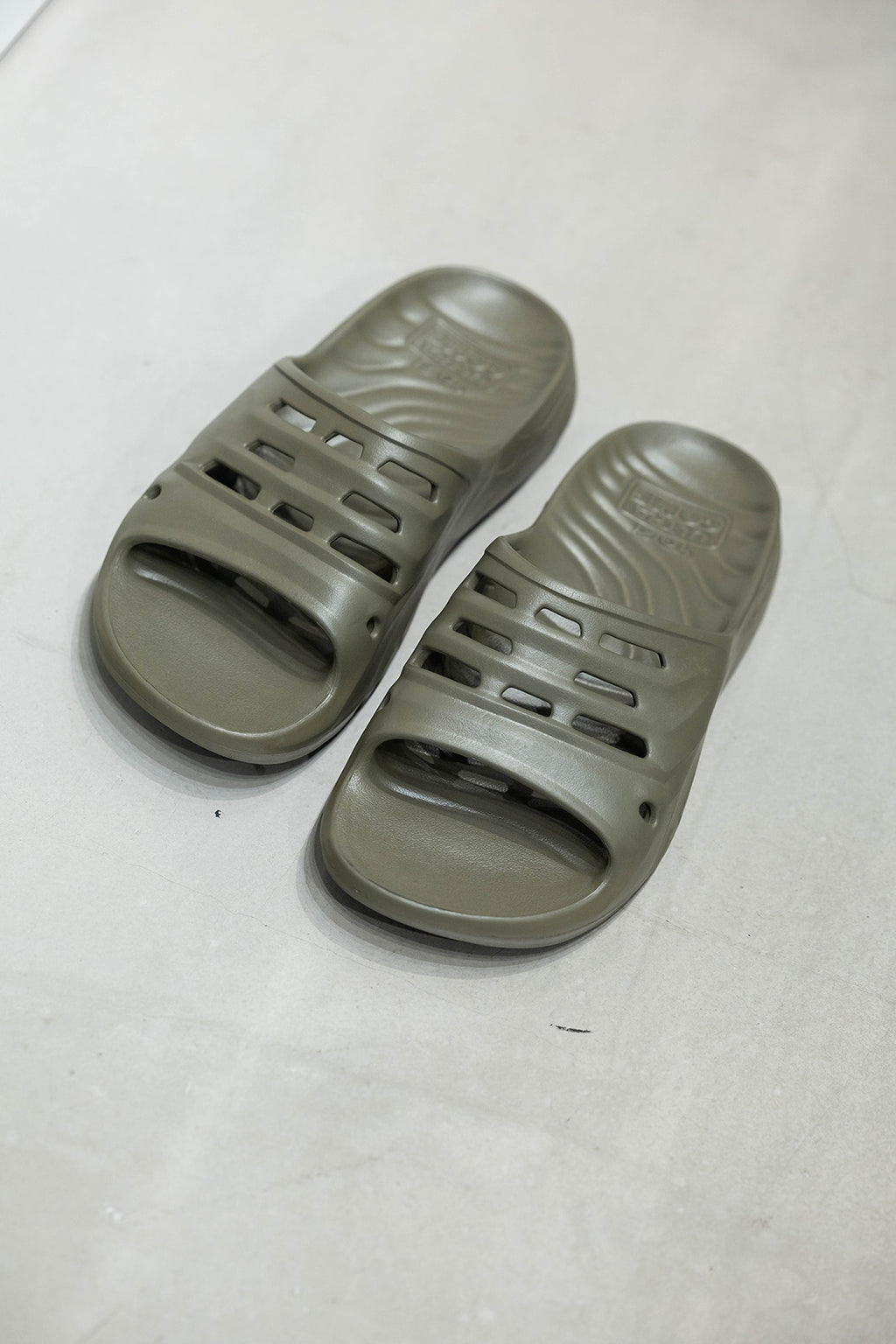 2501 U APRETRAIL SLIDE DARK OLIVE